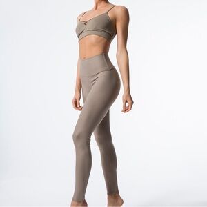 Alo Airbrush Leggings in Gravel
